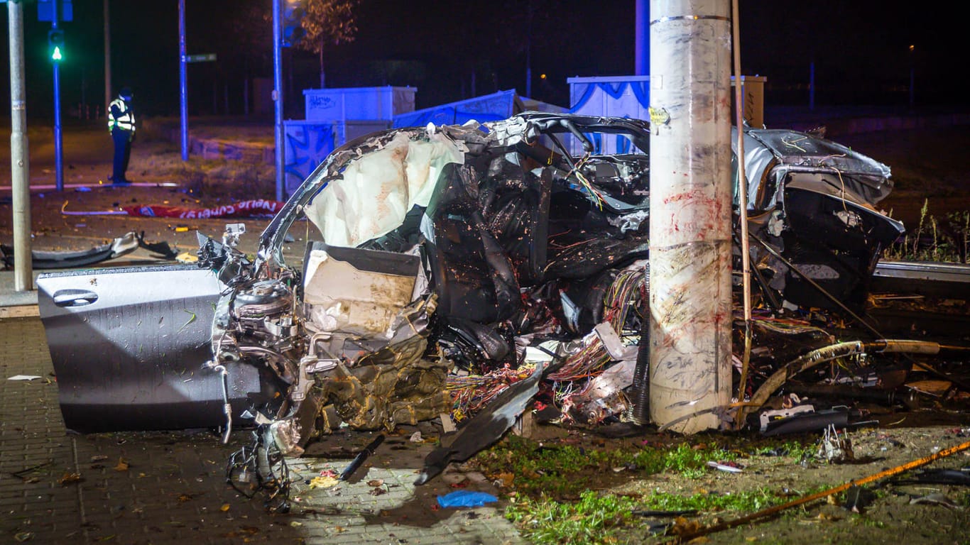 Horror-Unfall in Mainz: Ein Auto wurde in zwei Teile gerissen und ein 34 Jahre alter Mann tödlich verletzt.
