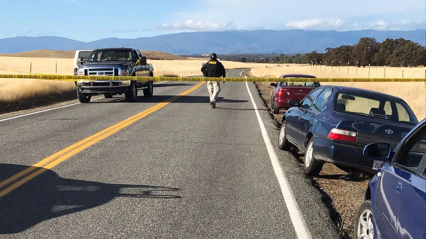 Ein Polizist sperrt eine Straße südlich von Red Bluff in Kalifornien ab: Bei Schüssen im Norden Kaliforniens sind nach Angaben der Polizei mindestens fünf Menschen getötet worden. Unter den Toten soll auch der mutmaßliche Schütze sein.