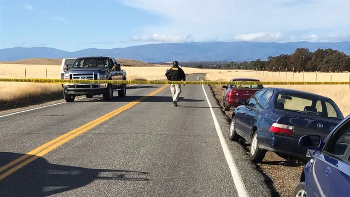 Nach Schüssen im kalifornischen Red Bluff sperrt ein Polizist eine Straße.