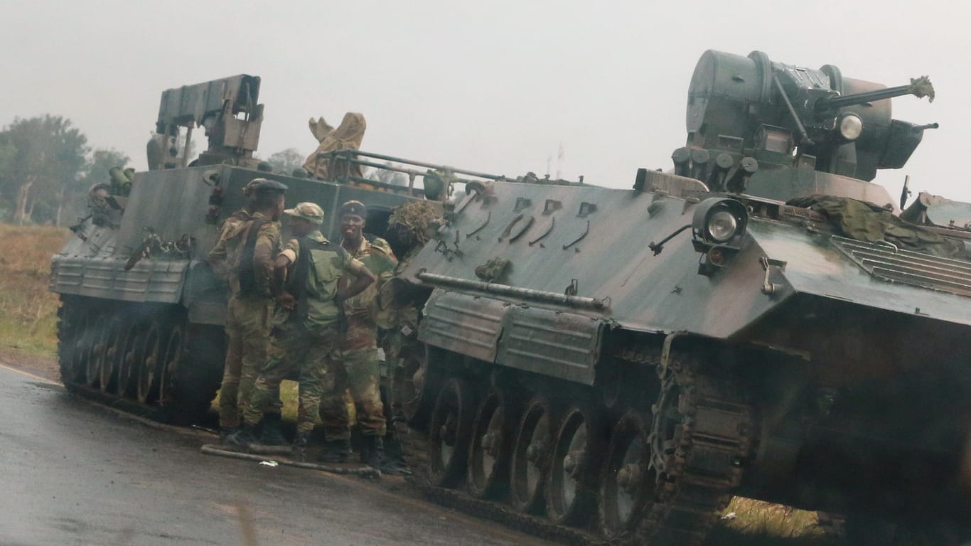 Soldaten vor der Hauptstadt Harare: In Simbabwe hat das Militär scheinbar die Macht übernommen.