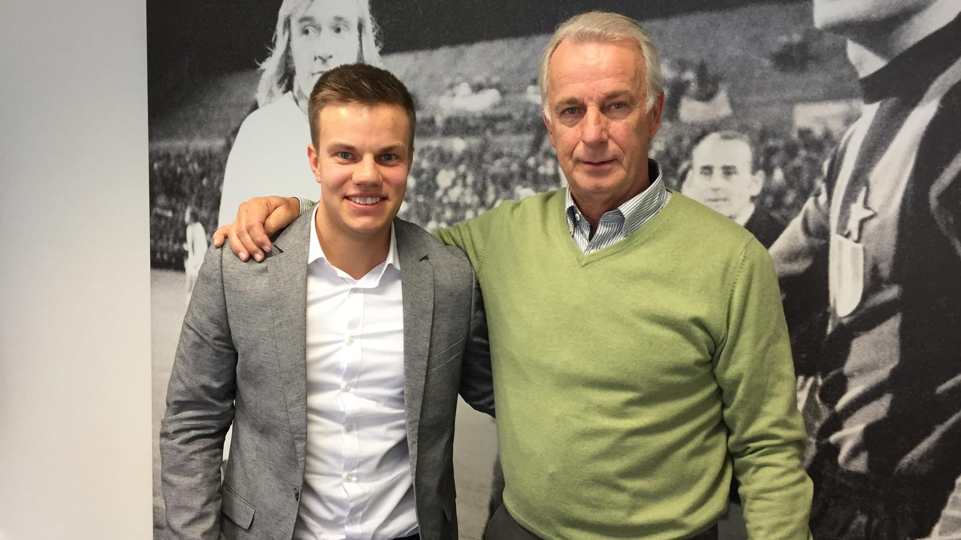 Rainer Bonhof (r.) im Gespräch mit t-online.de-Redakteur Benjamin Zurmühl in Mönchengladbach.