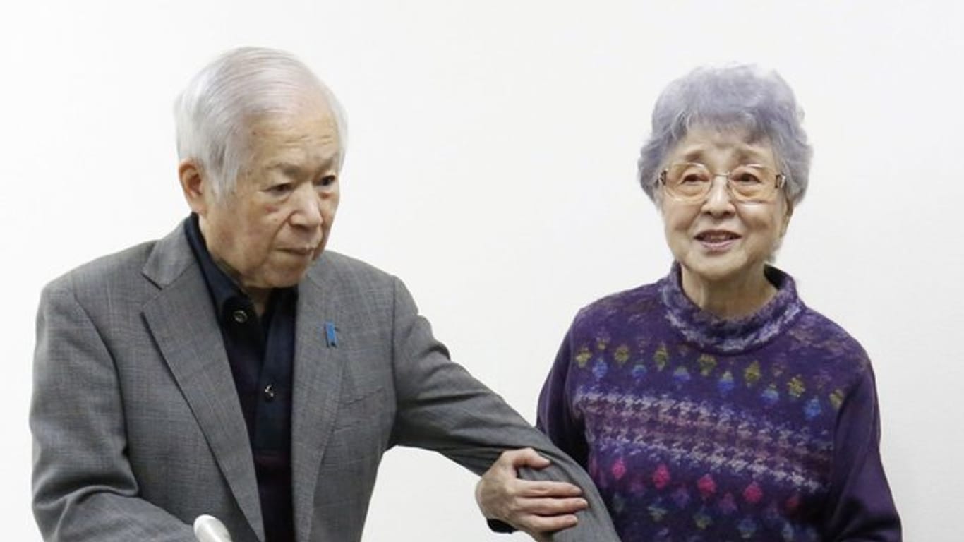 Shigeru Yokota (l) und seine Frau Sakie, die Eltern des vor 40 Jahren nach Nordkorea entführten Mädchens.