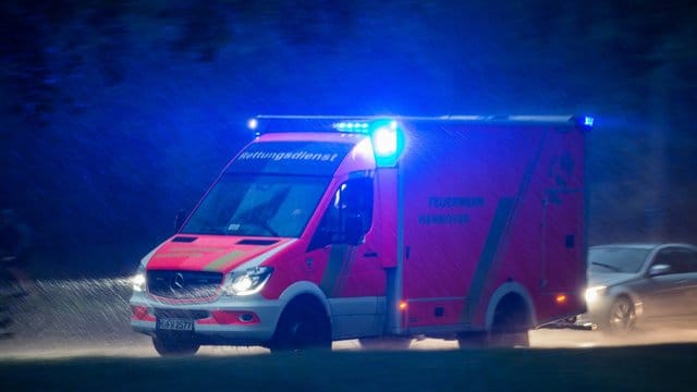 Ein Rettungswagen mit Blaulicht
