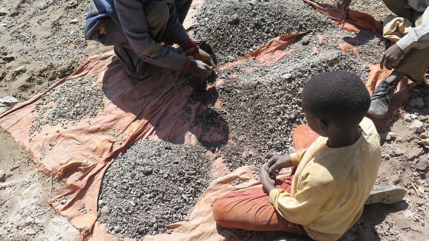 Kinder arbeiten auf der undatierten Aufnahme von Amnesty International in einer Kobaltmine im Kongo.