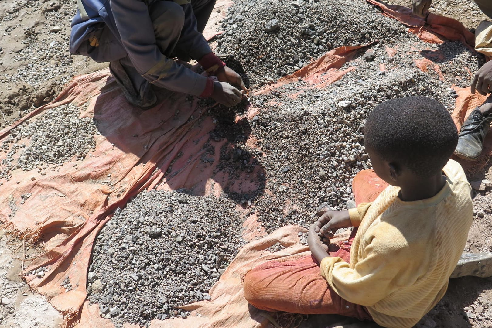 Kinder arbeiten auf der undatierten Aufnahme von Amnesty International in einer Kobaltmine im Kongo. Kinder arbeiten auf der undatierten Aufnahme von Amnesty International in einer Kobaltmine im Kongo.