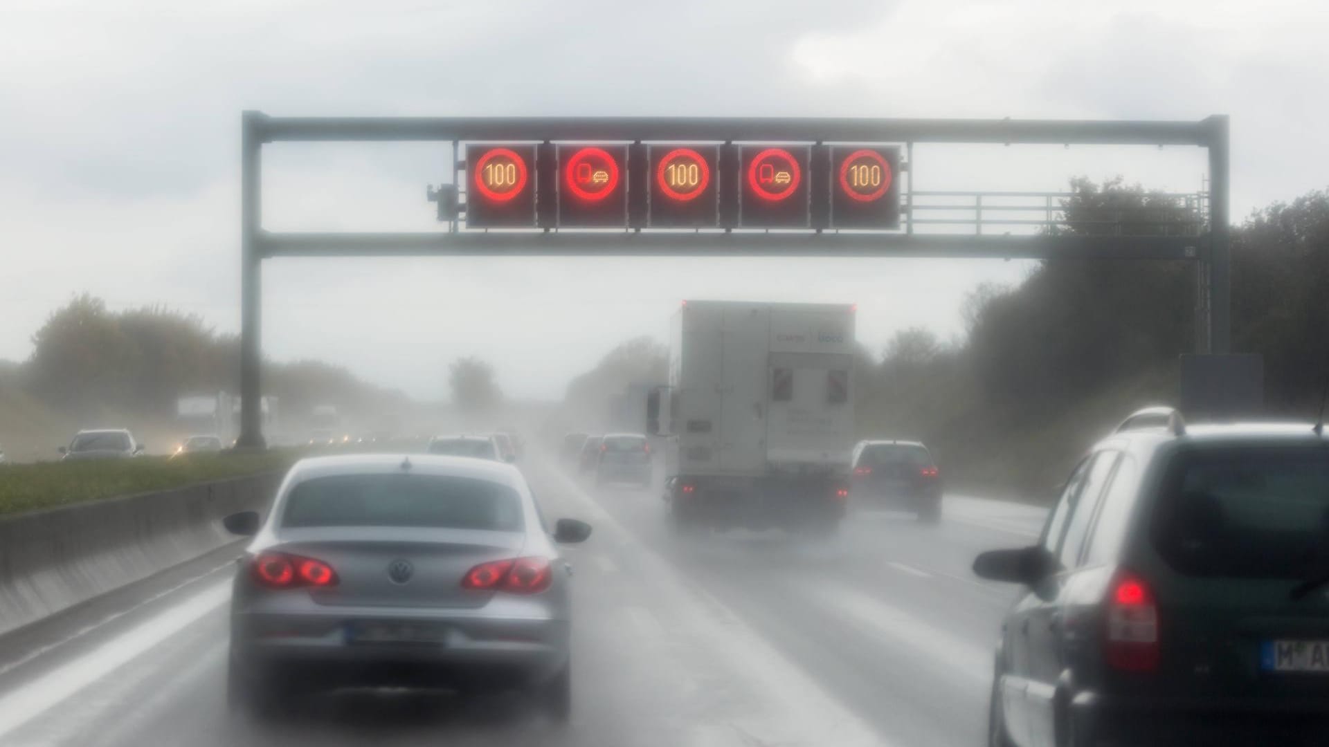 Schlechte Sicht durch Nebel sowie Eis und Schnee können für Behinderungen im Straßenverkehr sorgen.