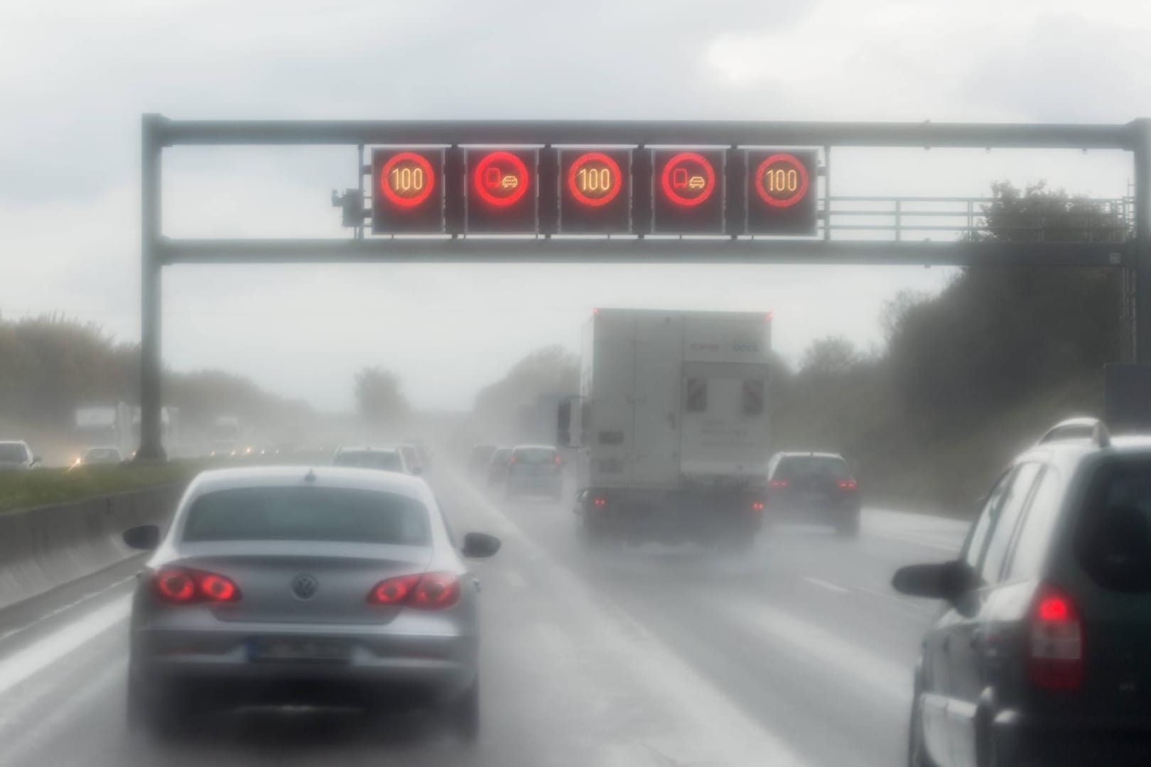 Schlechte Sicht durch Nebel sowie Eis und Schnee können für Behinderungen im Straßenverkehr sorgen.