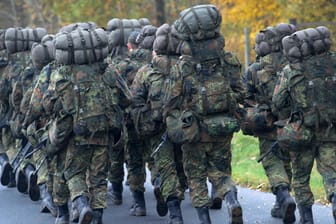 Soldaten der Bundeswehr: Ein Unteroffizier ist jetzt wegen Missbrauchsvorwürfen suspendiert worden.