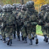 Soldaten der Bundeswehr: Ein Unteroffizier ist jetzt wegen Missbrauchsvorwürfen suspendiert worden.