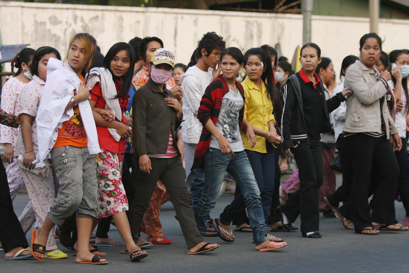 Passanten an einer Straße in Phnom Penh, Kambodscha.