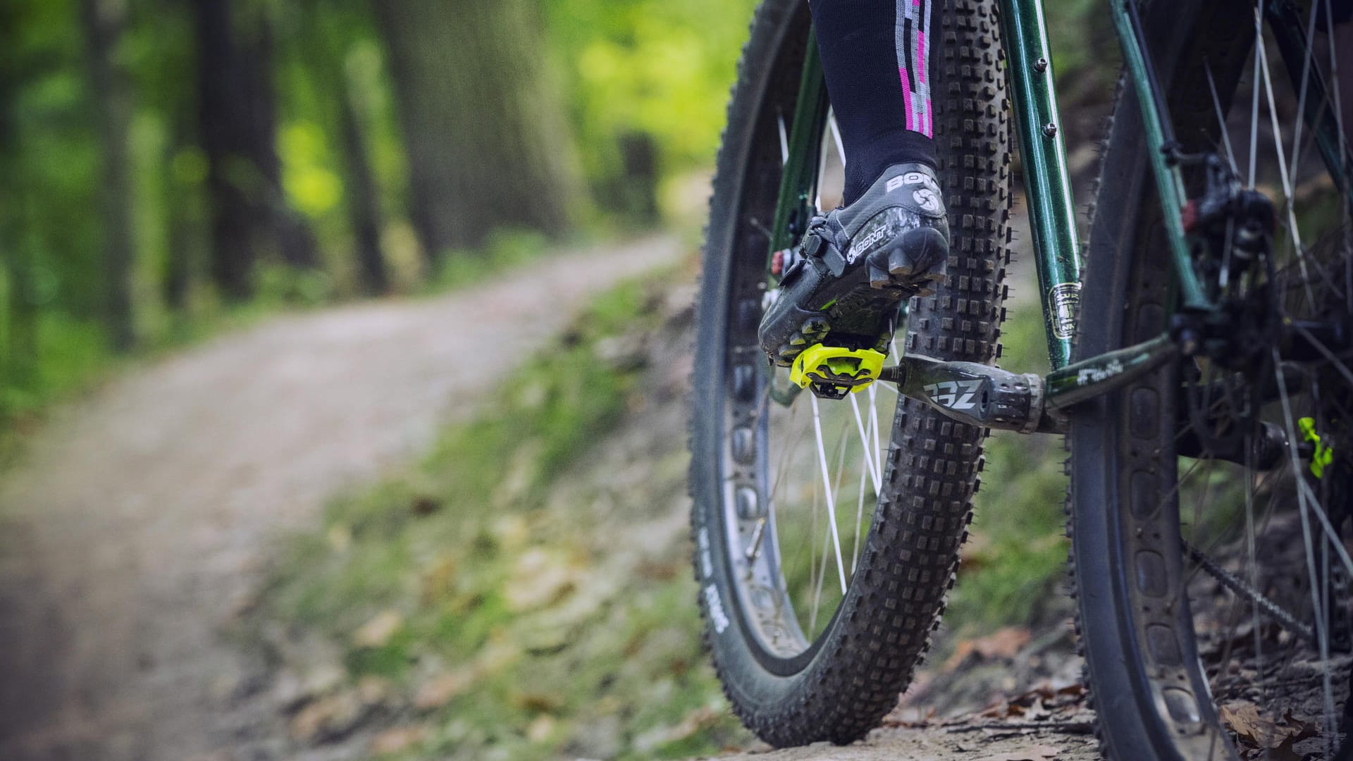 Klickpedale eignen sich für Mountainbiker, denen es um Tempo geht. Bei schwierigem Gelände werden flache Pedale ohne Bindung empfohlen.