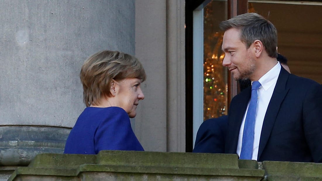 Angela Merkel und Christian Lindner bei einer Verhandlungspause auf dem Balkon der Parlamentarischen Gesellschaft in Berlin: Werden sie in einer Jamaika-Koalition gemeinsam regieren?