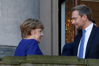 Angela Merkel und Christian Lindner bei einer Verhandlungspause auf dem Balkon der Parlamentarischen Gesellschaft in Berlin: Werden sie in einer Jamaika-Koalition gemeinsam regieren?