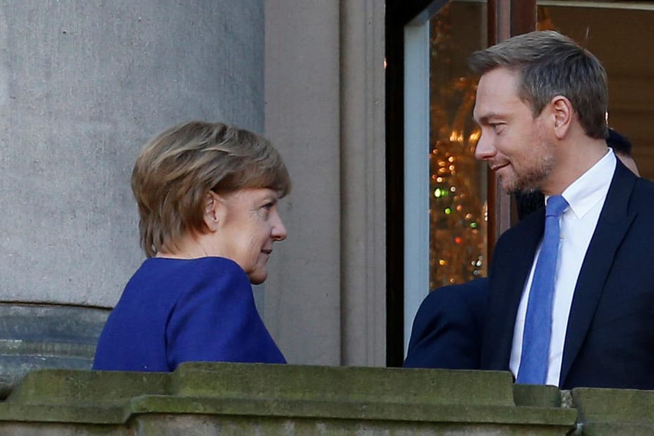 Angela Merkel und Christian Lindner bei einer Verhandlungspause auf dem Balkon der Parlamentarischen Gesellschaft in Berlin: Werden sie in einer Jamaika-Koalition gemeinsam regieren?