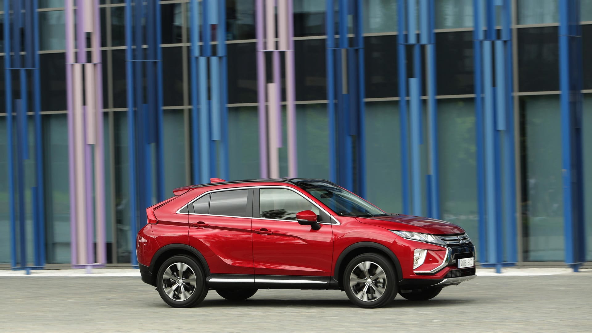 Der neue Geländewagen Mitsubishi Eclipse Cross: erhältlich mit Frontantrieb und Handschaltung oder stufenloser Automatik (CVT) oder mit Allrad und CVT-Getriebe. Der neue Geländewagen Mitsubishi Eclipse Cross: erhältlich mit Frontantrieb und Handschaltung oder stufenloser Automatik (CVT) oder mit Allrad und CVT-Getriebe.