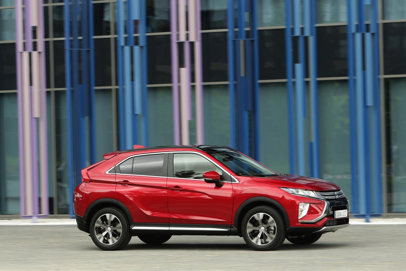 Der neue Geländewagen Mitsubishi Eclipse Cross: erhältlich mit Frontantrieb und Handschaltung oder stufenloser Automatik (CVT) oder mit Allrad und CVT-Getriebe.