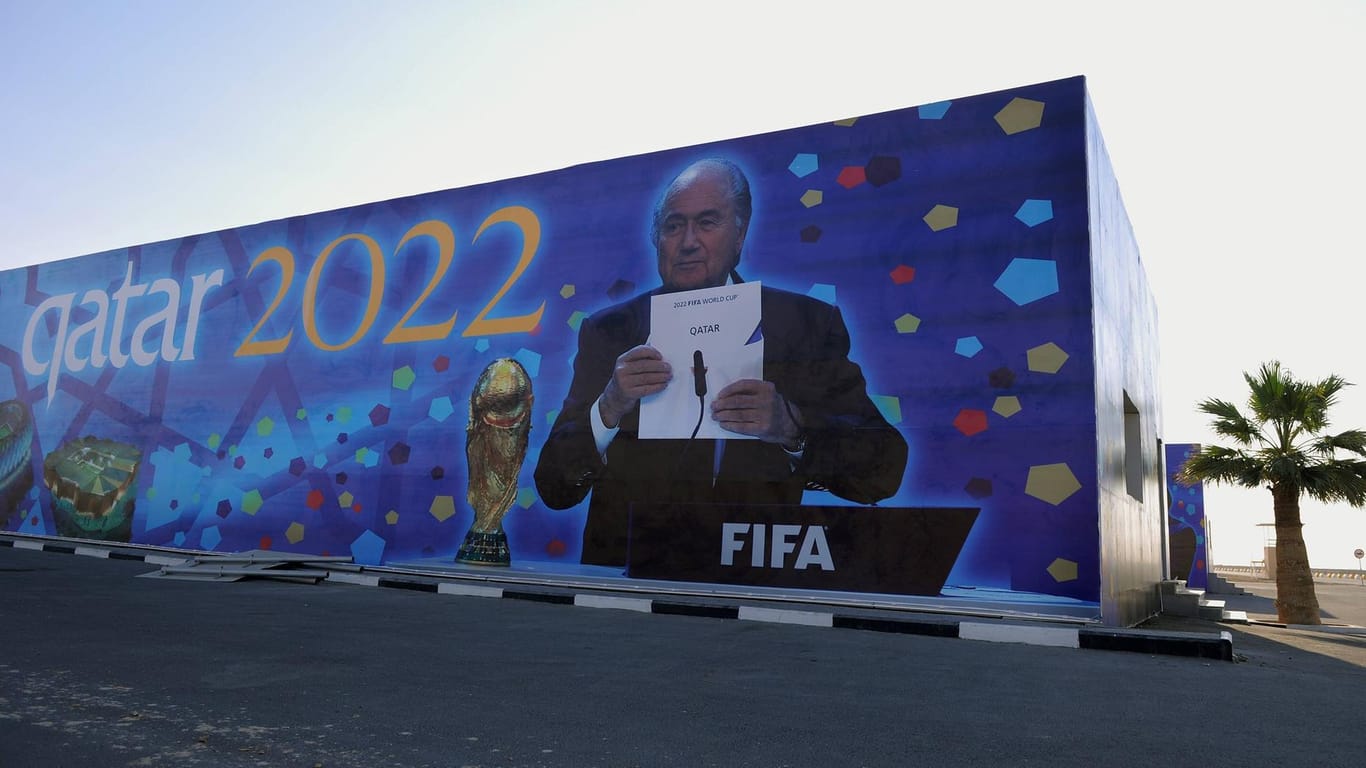 Ein Haus an der Kamelrennbahn bei Doha ist mit einem Bild des Ex-Fifa-Präsidenten Sepp Blatter.