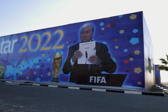 Ein Haus an der Kamelrennbahn bei Doha ist mit einem Bild des Ex-Fifa-Präsidenten Sepp Blatter.