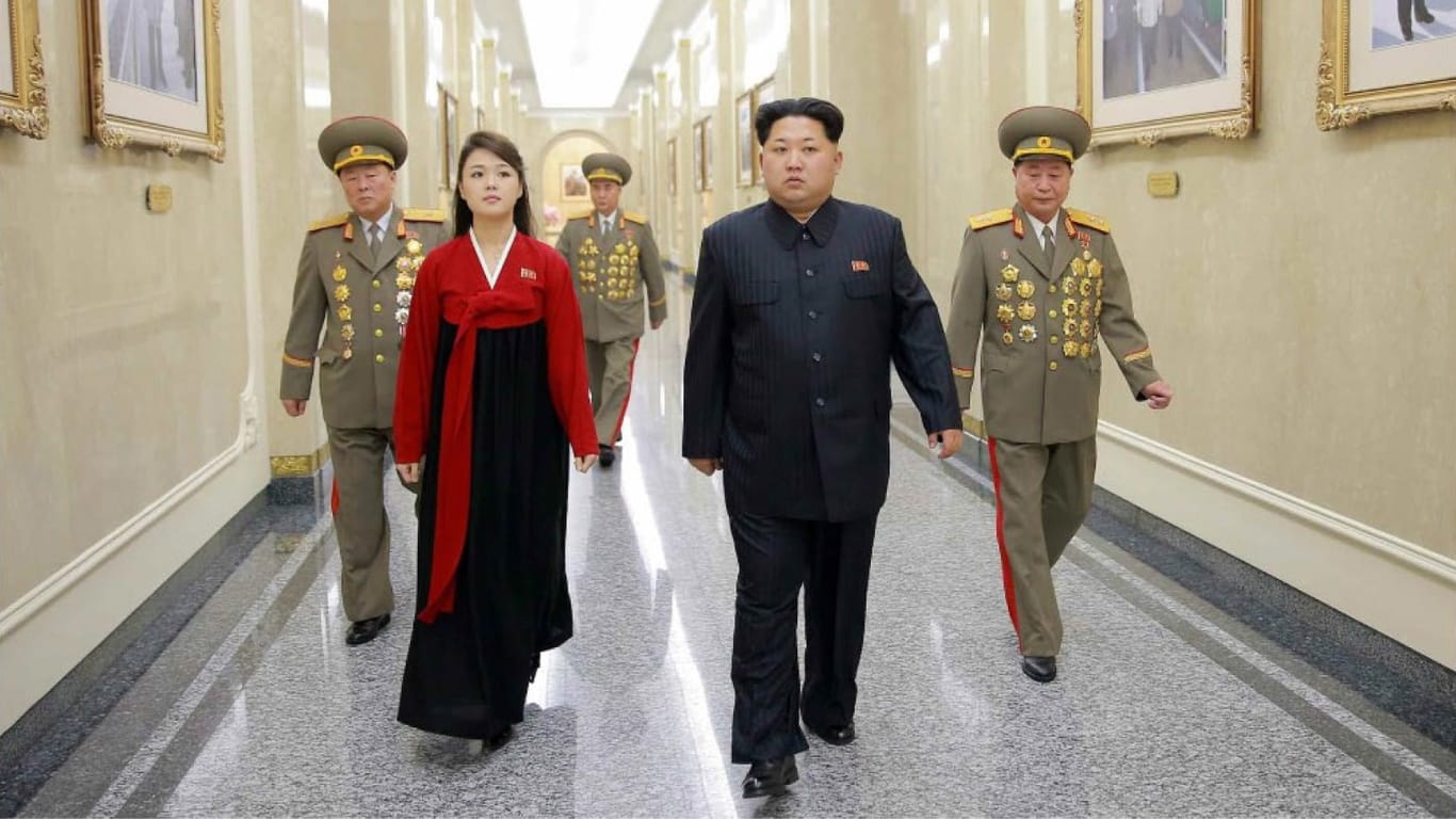 Kim Jong-un und seine Frau Ri Sol-ju: Anders als sein Vater inszeniert er seine Ehe.