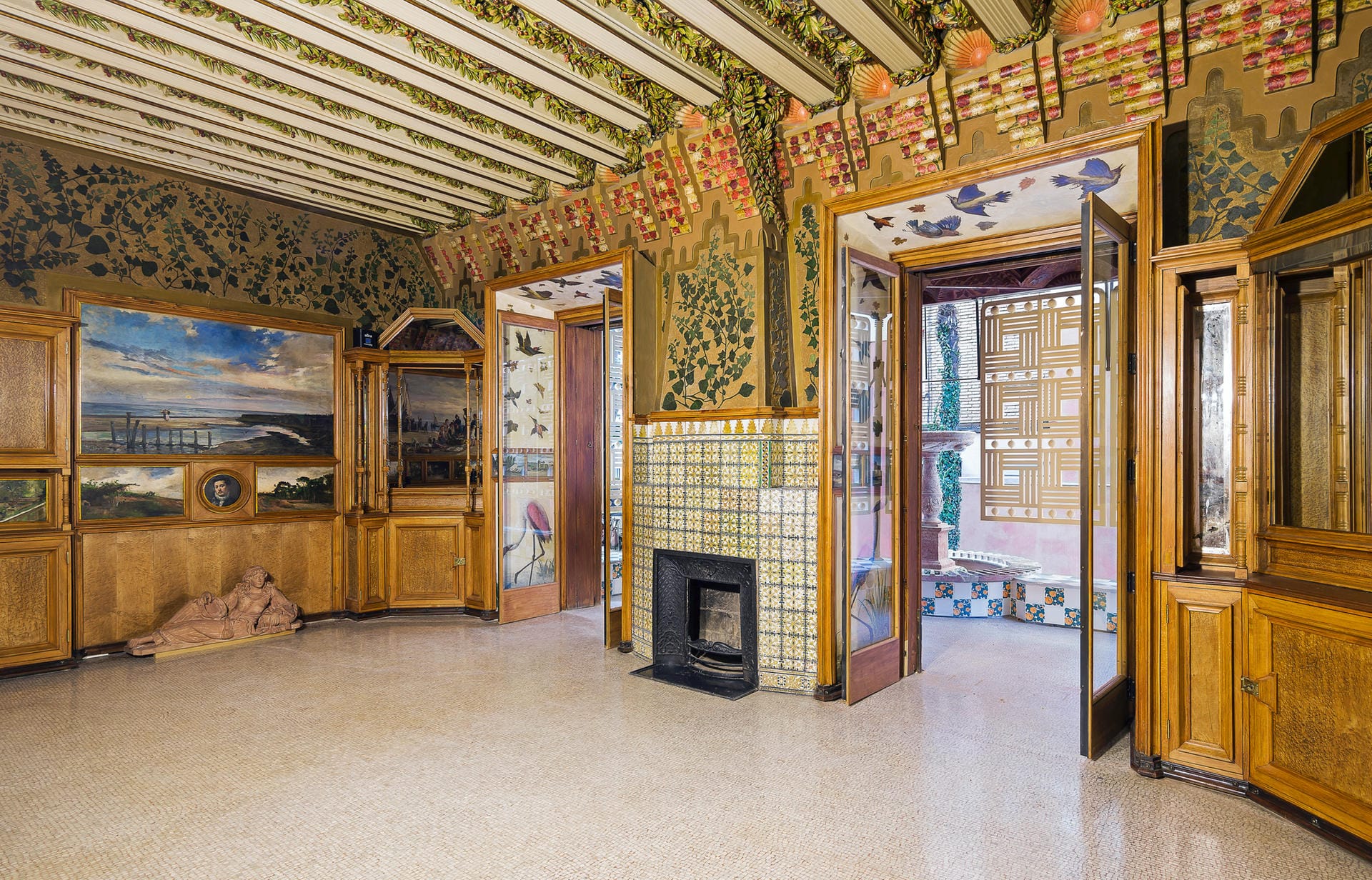 Prächtige Mosaike zieren den Innenraum des Casa Vicens.
