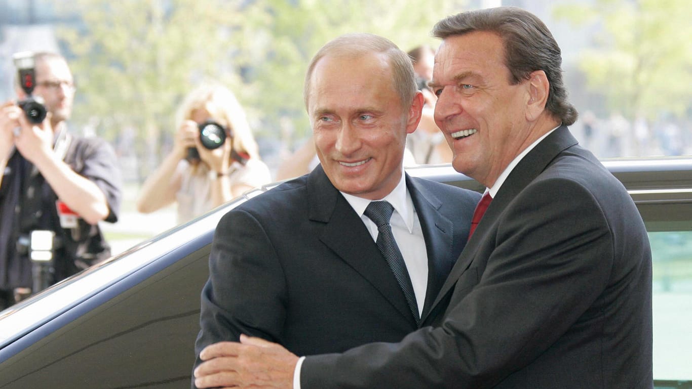 Gerhard Schröder mit Wladimir Putin 2005 in Berlin: Der Altkanzler hält weiter sehr viel vom russischen Präsidenten.