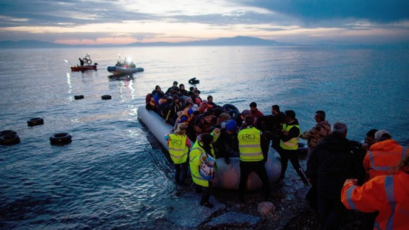 Flüchtlinge kommen im März 2016 in einem Schlauchboot aus der Türkei auf der griechischen Insel Lesbos an.