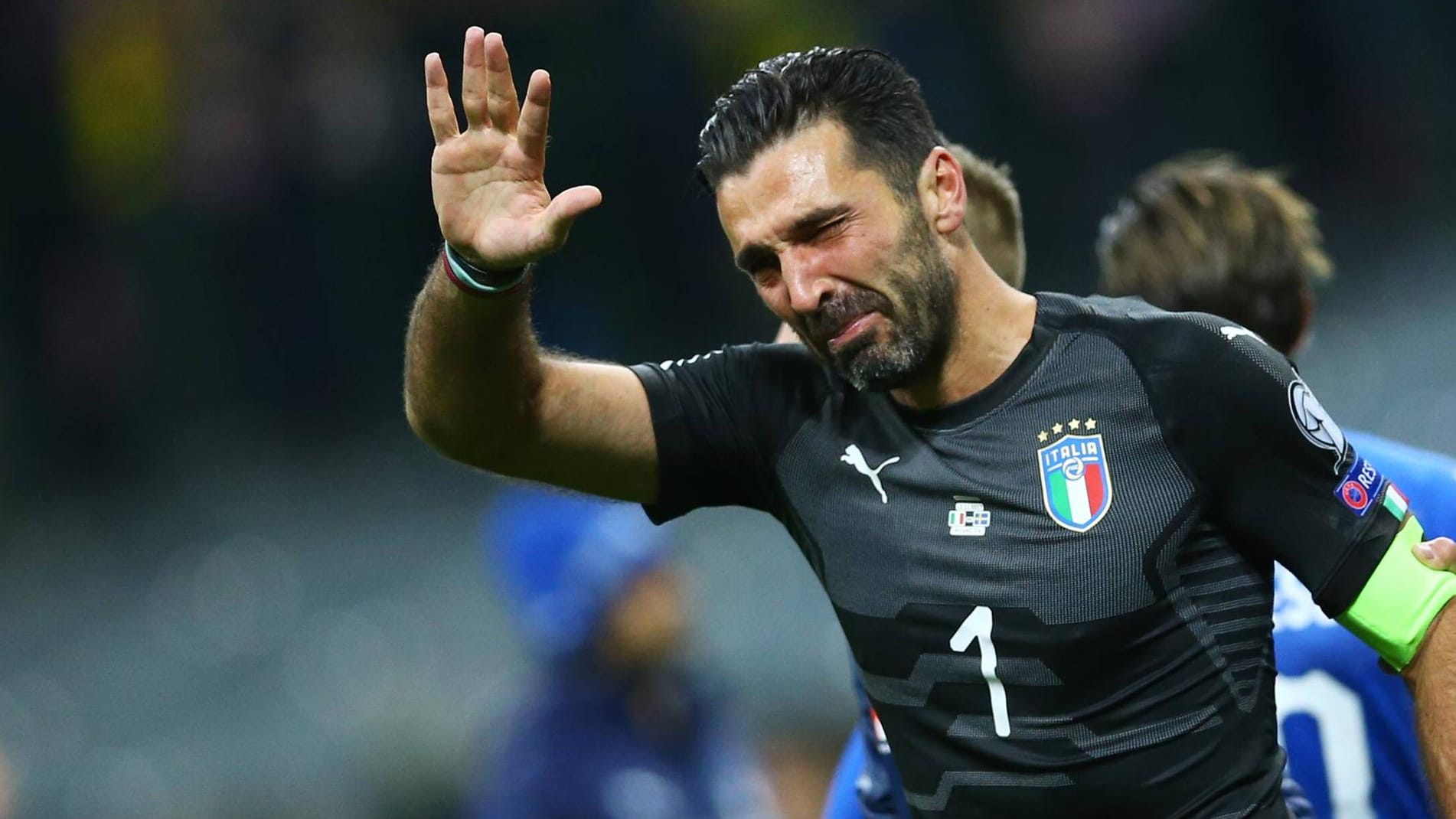 Enttäuschung bei "Gigi" Buffon: Nach dem Playoff-Aus gegen Schweden flossen bei der Torwart-Legende die Tränen.