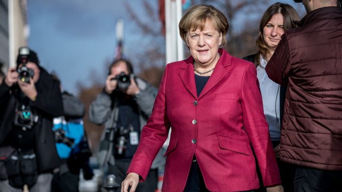 Bundeskanzlerin Angela Merkel kommt in Berlin zur Fortsetzung der Sondierungsgespräche in der CDU-Zentrale an.