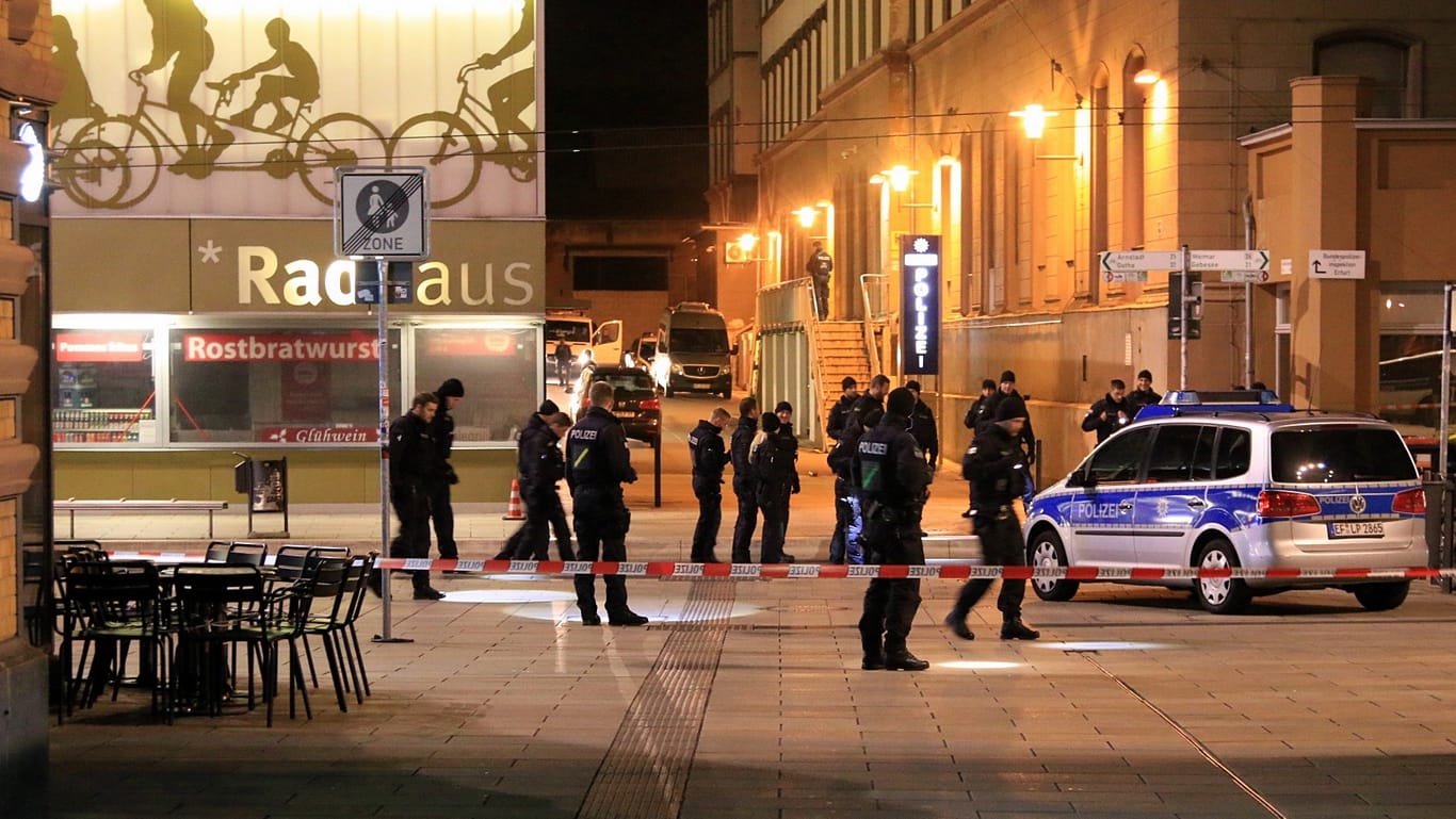 Polizisten am Tatort in Erfurt: Ein Spezialeinsatzkommando hat am Hauptbahnhof auf zwei flüchtige Männer geschossen.