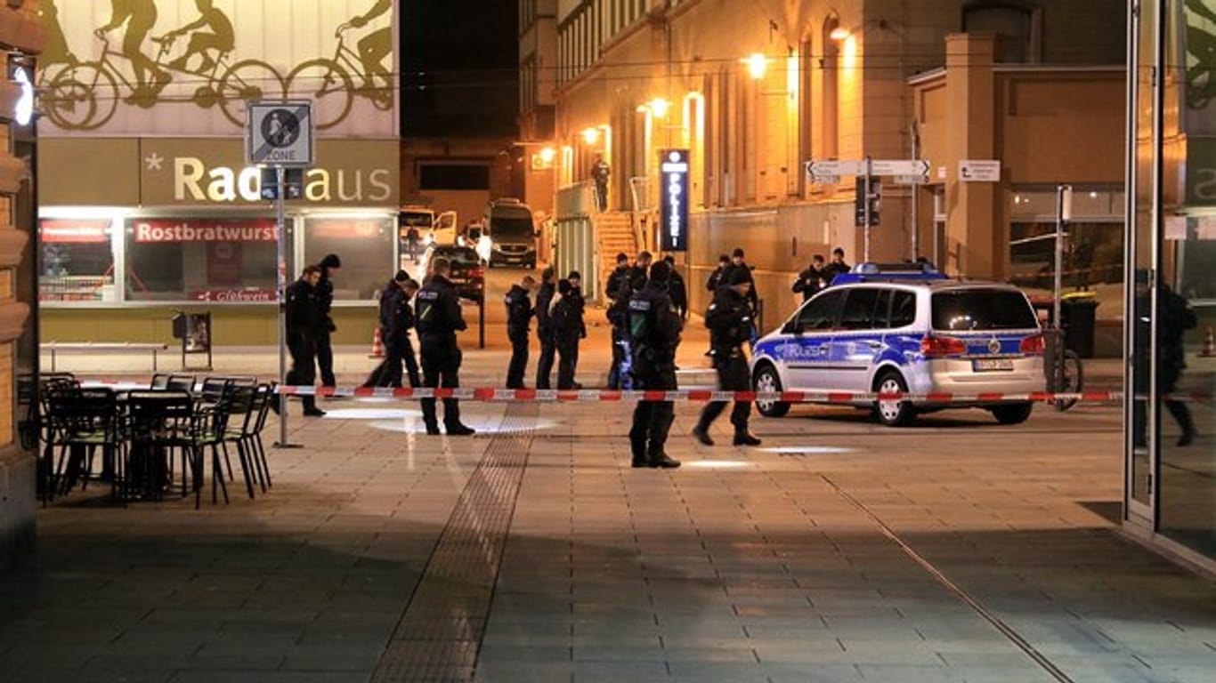 Polizisten sichern in Erfurt eine Straße in der Nähe des Hauptbahnhofs.