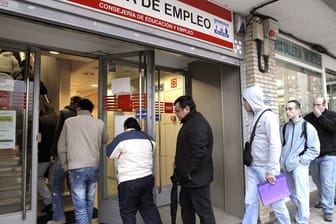 Arbeitslose stehen in einer Schlange vor einem Jobcenter in Madrid.
