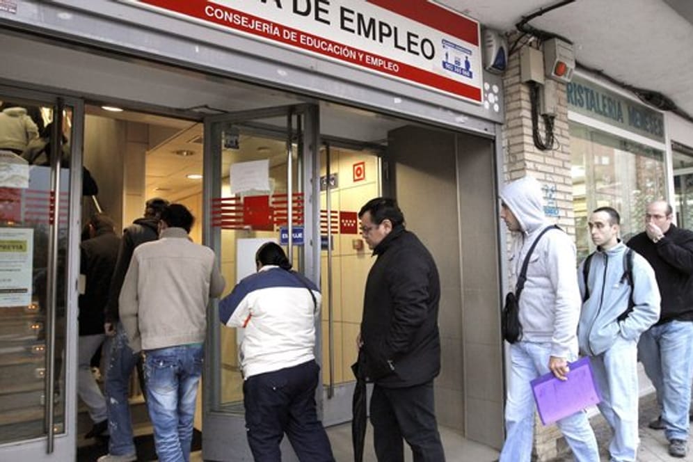 Arbeitslose stehen in einer Schlange vor einem Jobcenter in Madrid.