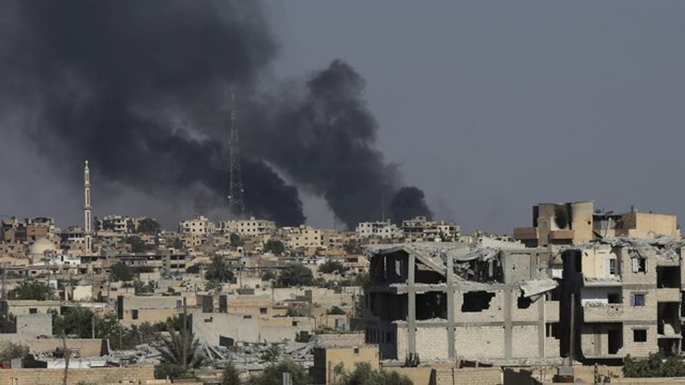 Schwarzer Rauch über Al-Rakka in Nordsyrien: Der IS hatte seine inoffizielle Hauptstadt im Oktober nach monatelangen Kämpfen verloren.