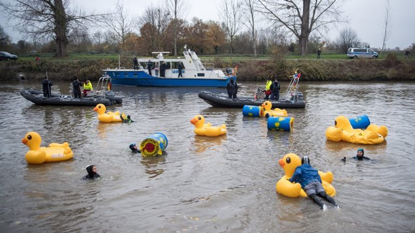 Aktivisten schwimmen während einer Aktion auf Gummienten.