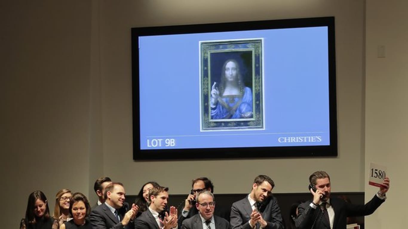 Das nach Angaben des Auktionshauses Christie's letzte bekannte Gemälde von Leonardo da Vinci in Privatbesitz ist in New York für die Rekordsumme von 450 Millionen Dollar versteigert worden.
