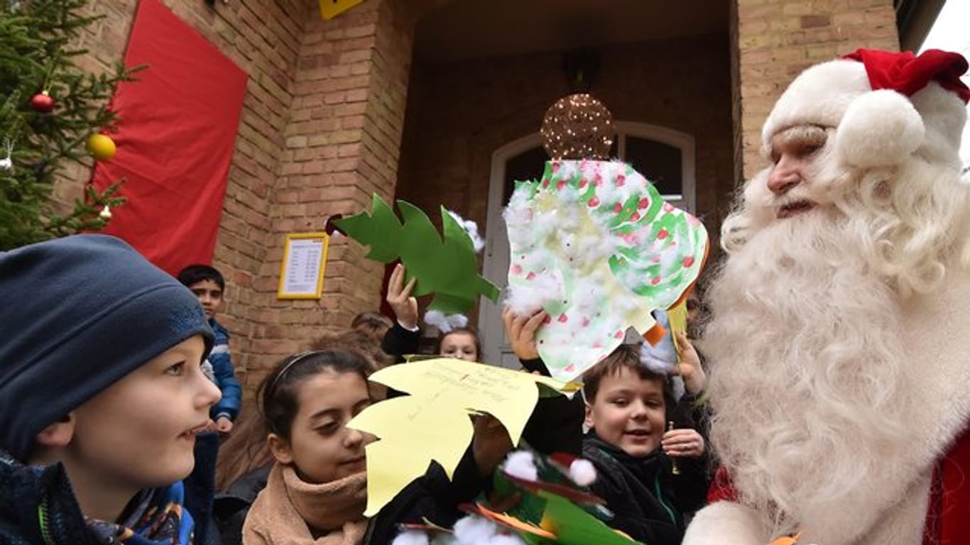 Bei der Eröffnung der Weihnachtspostfiliale im brandenburgischen Himmelpfort übergeben Grundschüler ihre Wunschzettel an den Weihnachtsmann.