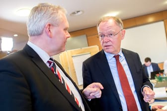 Ministerpräsident Stephan Weil (re., SPD) und Björn Thümler (CDU): SPD und Union haben sich auf die Bildung einer Koalition in Niedersachsen geeinigt.