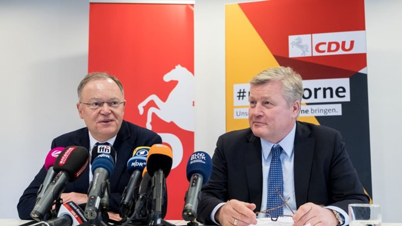 Niedersachsens Ministerpräsident Weil (l) und CDU-Landeschef Althusmann nach den Koalitionverhandlungen in Hannover.
