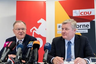 Niedersachsens Ministerpräsident Weil (l) und CDU-Landeschef Althusmann nach den Koalitionverhandlungen in Hannover.