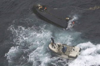 Die japanische Küstenwache rettet die drei Nordkoreaner von ihrem schon halb gesunkenen Holzboot.