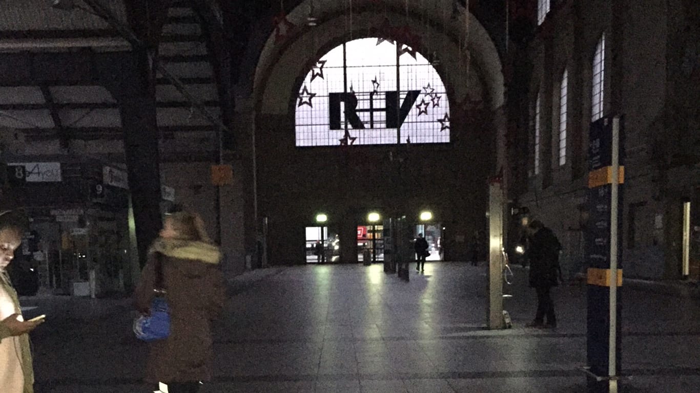 Die Eingangshalle des Hauptbahnhofs in Wiesbaden liegt im Dunkeln.