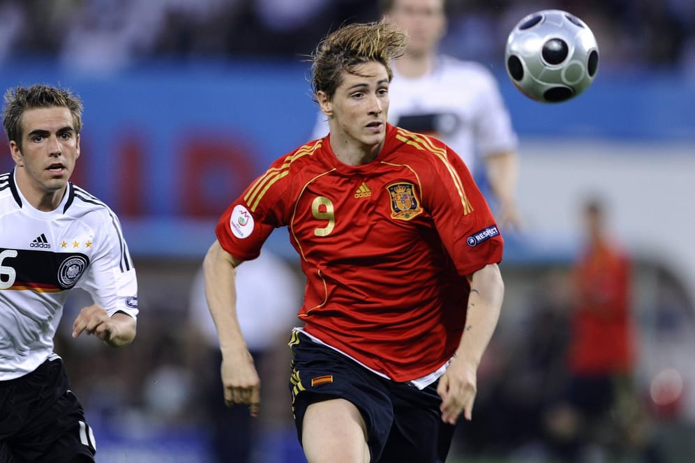 Spaniens Fernando Torres entwischt Philipp Lahm im EM-Finale 2008: Bei der WM droht eine Neuauflage schon in der Vorrunde.