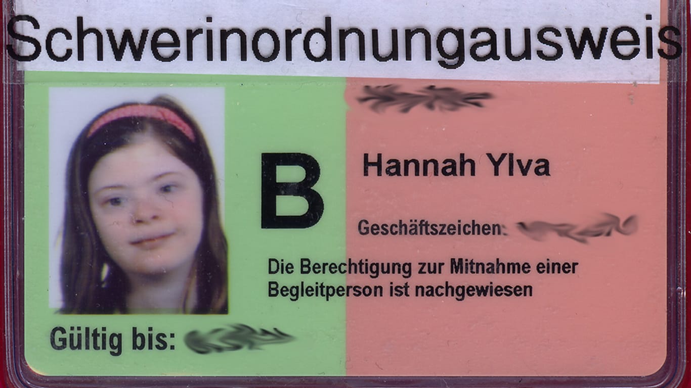Auf Hannahs Schwerbehindertenausweis steht "Schwerinordnungausweis".