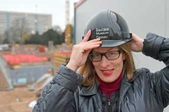 Die Direktorin der Stiftung Bauhaus Dessau, Claudia Perren, auf der Baustelle.