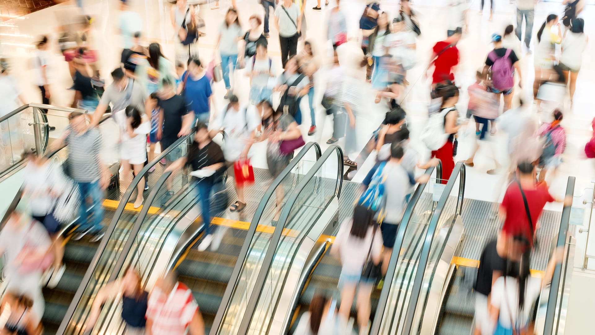 Menschen auf Rolltreppen