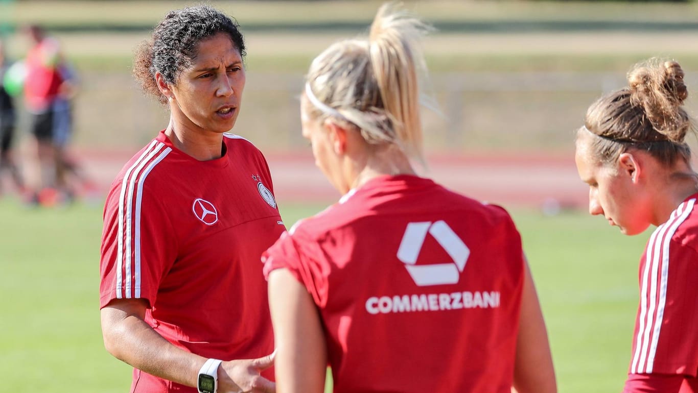 Bundestrainerin Steffi Jones (l.) ist von Lena Goeßling (vorne) scharf kritisiert worden.