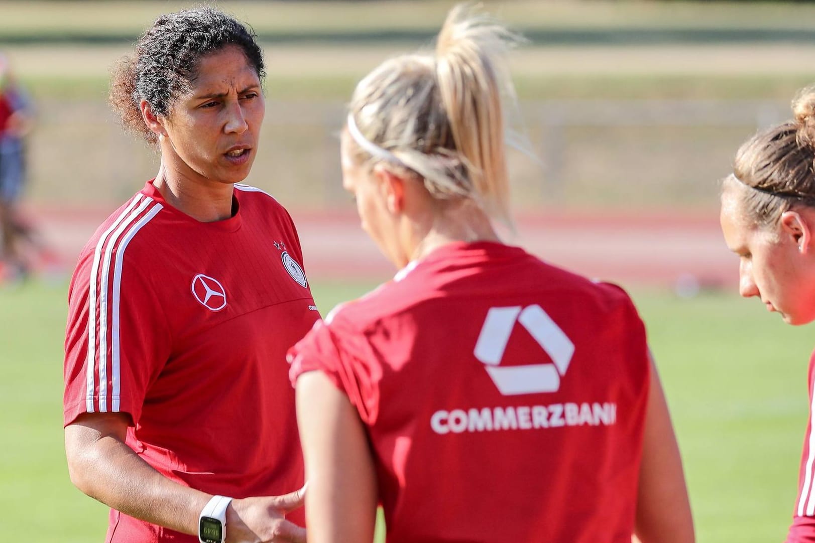 Bundestrainerin Steffi Jones (l.) ist von Lena Goeßling (vorne) scharf kritisiert worden.