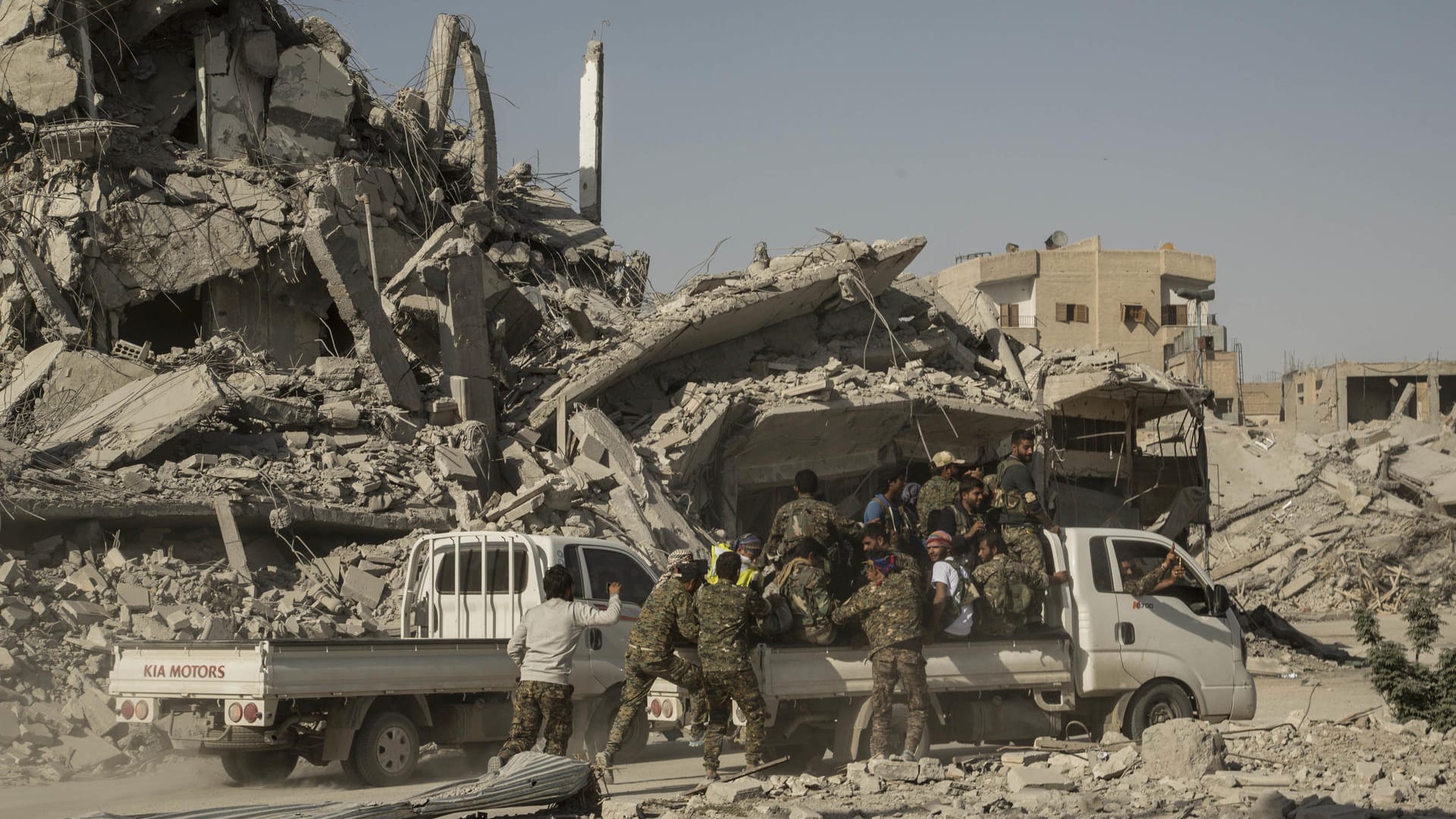Al-Rakka wurde komplett vom IS befreit, doch die Straßen der Stadt sind nicht mehr wiederzuerkennen. Al-Rakka wurde komplett vom IS befreit, doch die Straßen der Stadt sind nicht mehr wiederzuerkennen.