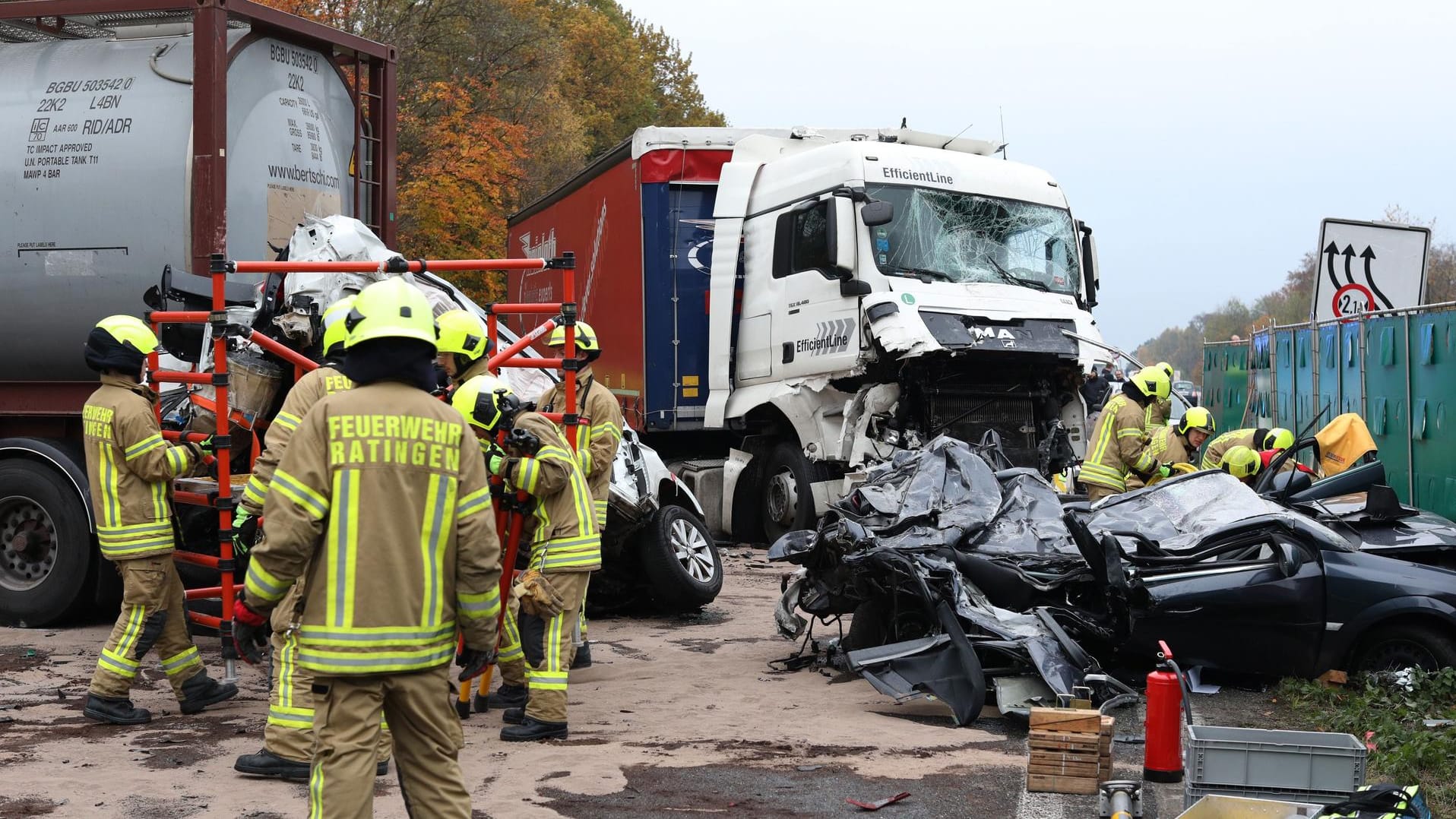 An dem Unfall auf der A3 waren mehrere Lastwagen und Autos beteiligt. An dem Unfall auf der A3 waren mehrere Lastwagen und Autos beteiligt.