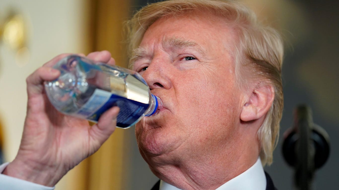 Donald Trump mit einer Wasserflasche: Der US-Präsident macht sich gern mal über andere lustig.